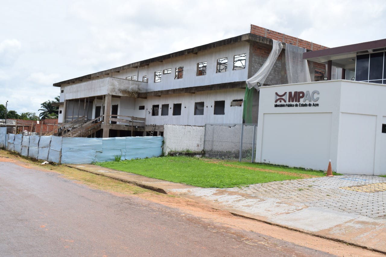 Com obras atrasadas, estrutura do Hospital de Sena Madureira coloca pacientes e servidores em risco